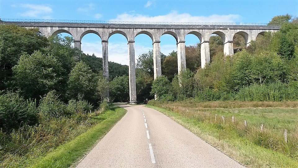 Het aquaduct van Montreuillon